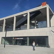 Vyhlídka na nádraží Praha-Bubny je z tohoto pohledu v pravé horní části za oranžovým logem.