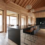 Kuchyně je laděna do tmavých tónů.  