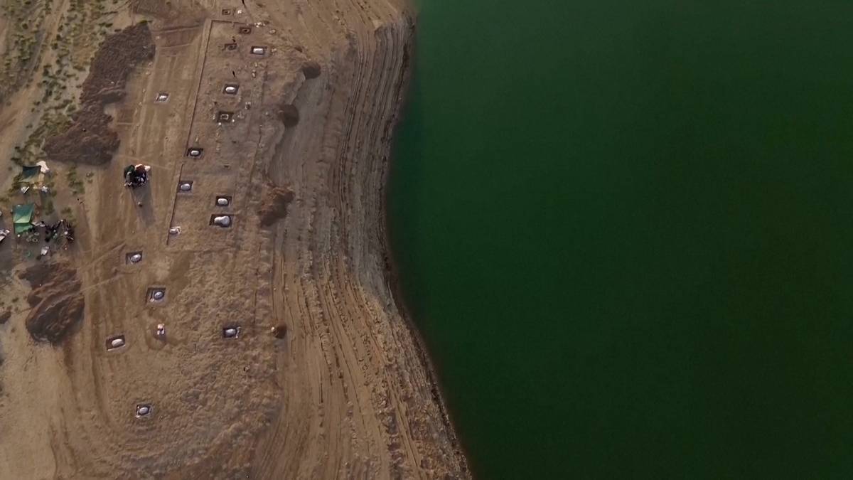 Sucho odhalilo v přehradě staré hroby, které byly po desetiletí ukryty pod vodní hladinou.