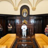 Premiérova pracovna s funkčním krbem a pohovkou pro přijetí návštěv. Na stěně visí portrét Kramářovy ženy Naděždy.