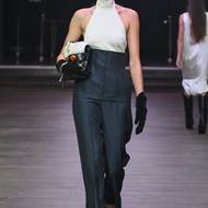 Kalfař se v kolekci zaměřil na zvýrazněný pas.