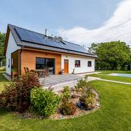 Terasu u domu mají navrženou směrem ke komunikaci, nicméně díky tomu, že je dům umístěný v zadní části pozemku, nemají narušené soukromí.