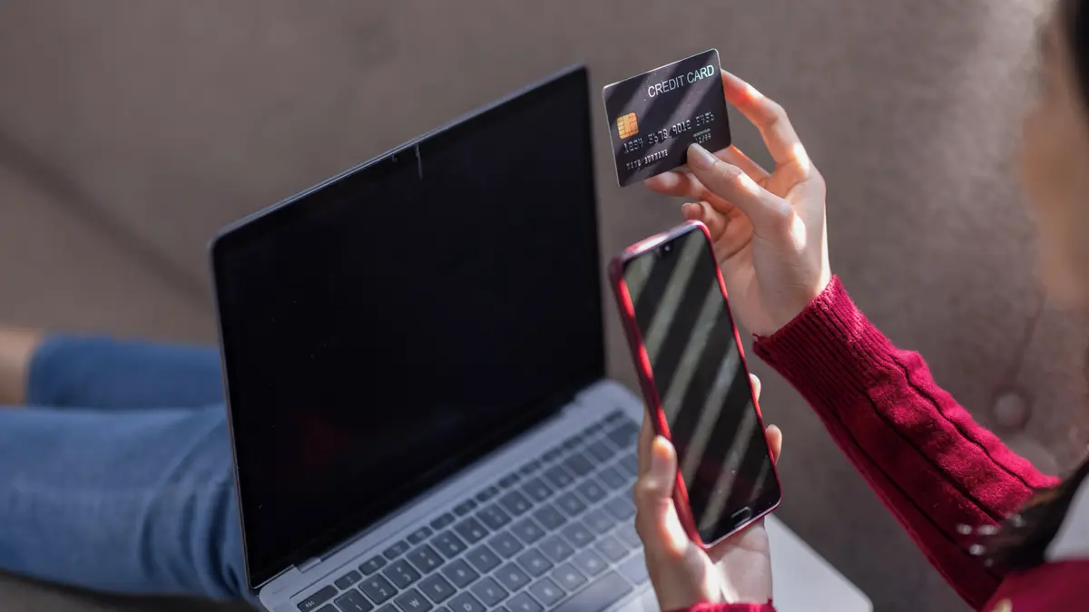 Falešná policistka a podvodní bankéři vytáhli z důvěřivé ženy půl milionu