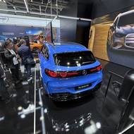 Novinka přitom nezaujme jen svítící maskou, ale také elegantními tvary zadní části.