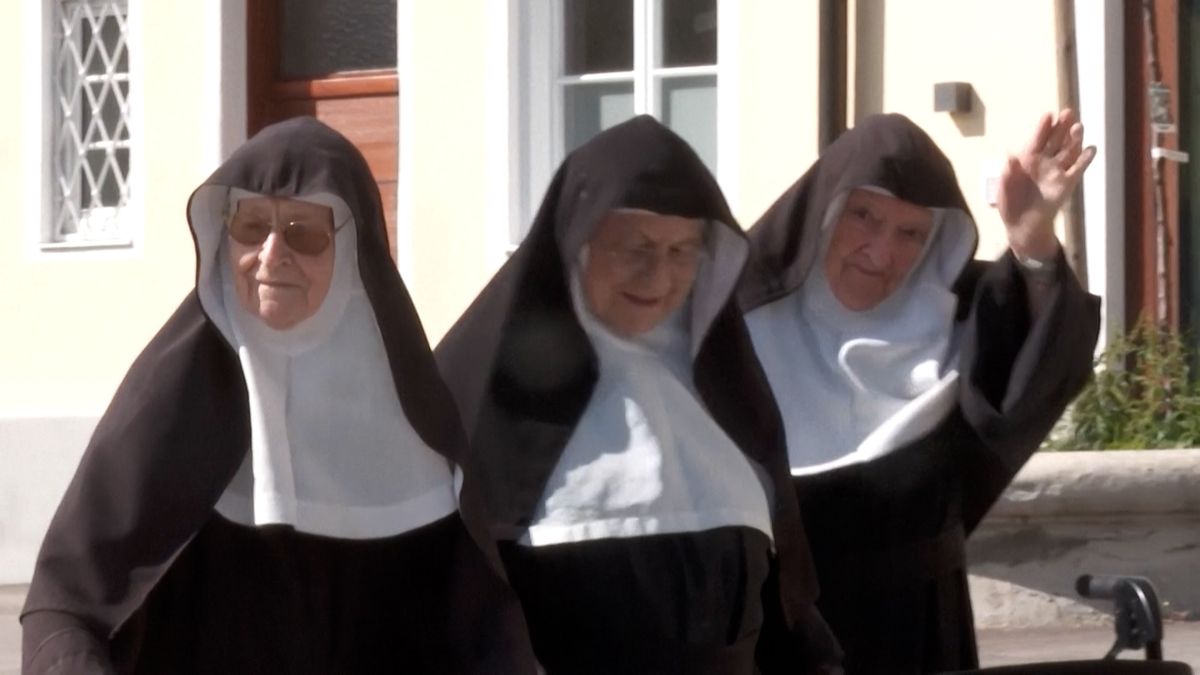 Tři odbojné jeptišky-squaterky dostaly dárek. Firma jim zdarma instaluje schodišťové výtahy