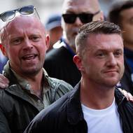 Organizátor průvodu Tommy Robinson.