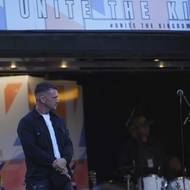 Svolavatel akce Tommy Robinson (na fotce)