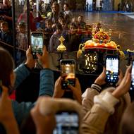 Ve Vladislavském sále Pražského hradu jsou vystaveny České korunovační klenoty. Jako první je mohou vidět školáci. Ti si je v úterý se zájmem fotili. 