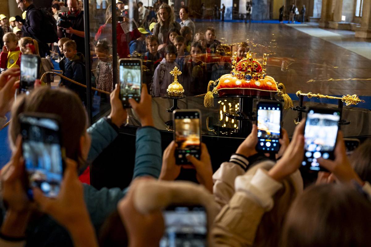 Ve Vladislavském sále Pražského hradu jsou vystaveny České korunovační klenoty. Jako první je mohou vidět školáci. Ti si je v úterý se zájmem fotili. 