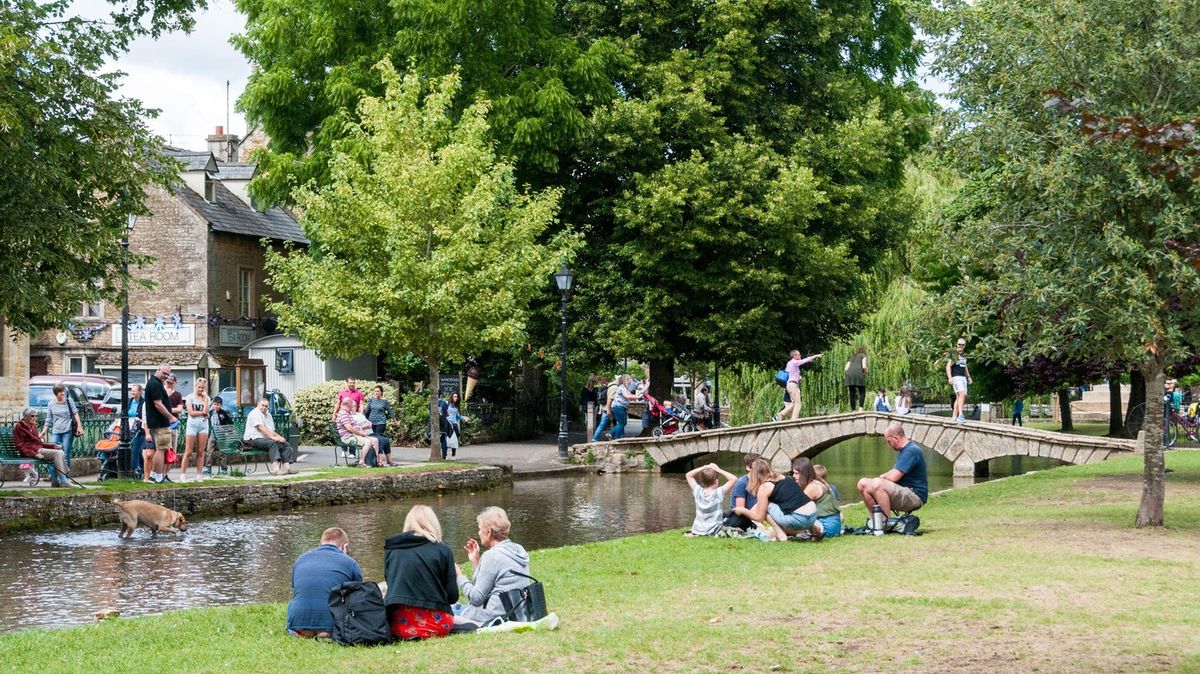 Malebná vesnička se stala obětí vlastní popularity. Turisté způsobují řadu potíží