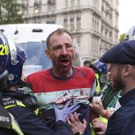 Zraněno bylo 25 policistů i několik demonstrantů.  Britský premiér Keir Starmer násilí odsoudil. 