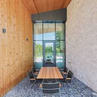 Obyvatelé mohou stolovat i na čestvém vzduchu.