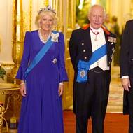 Královna Camilla a král Karel III. byly v dobré náladě. Camilla opět vypadala dokonale v královsky modrých šatech od návrhářky Fiony Clare Aldridge, které doplnila safírovou korunkou a šperky Cartier.