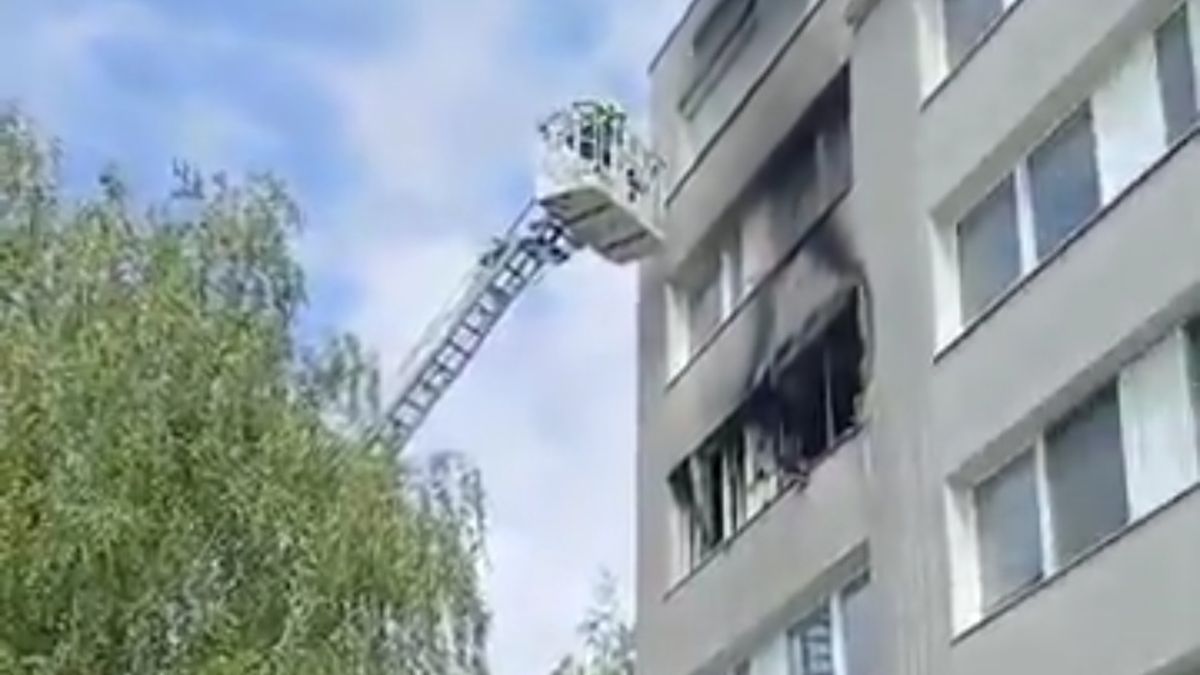 Desítky lidí evakuovány kvůli hořícímu bytu v pražském paneláku