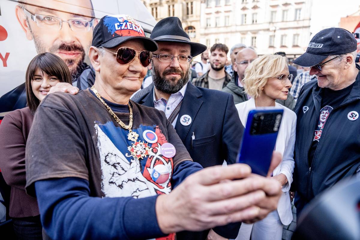 Fotka s lídrem hnutí.