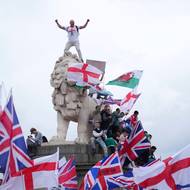 Protestující „obsadili“ i slavnou sochu South Bank Lion v centru Londýna.
