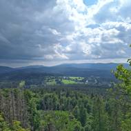 Ze Stožecké skály dohlédnete na Třístoličník, Trojmeznou horu či Plechý.