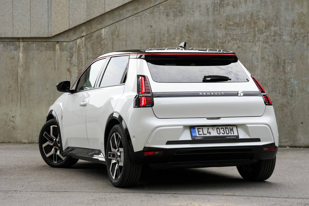 Na původní vůz odkazují světla, vystouplé boky i celkové pojetí zadních partií.