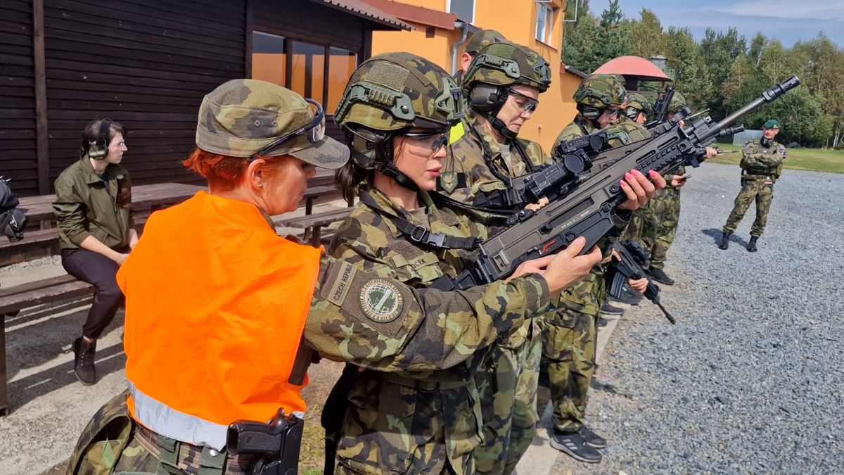 Nalíčená dívka v maskáčích si pochvaluje, jak si zastřílela z pušky. Armáda to zkouší přes influencery