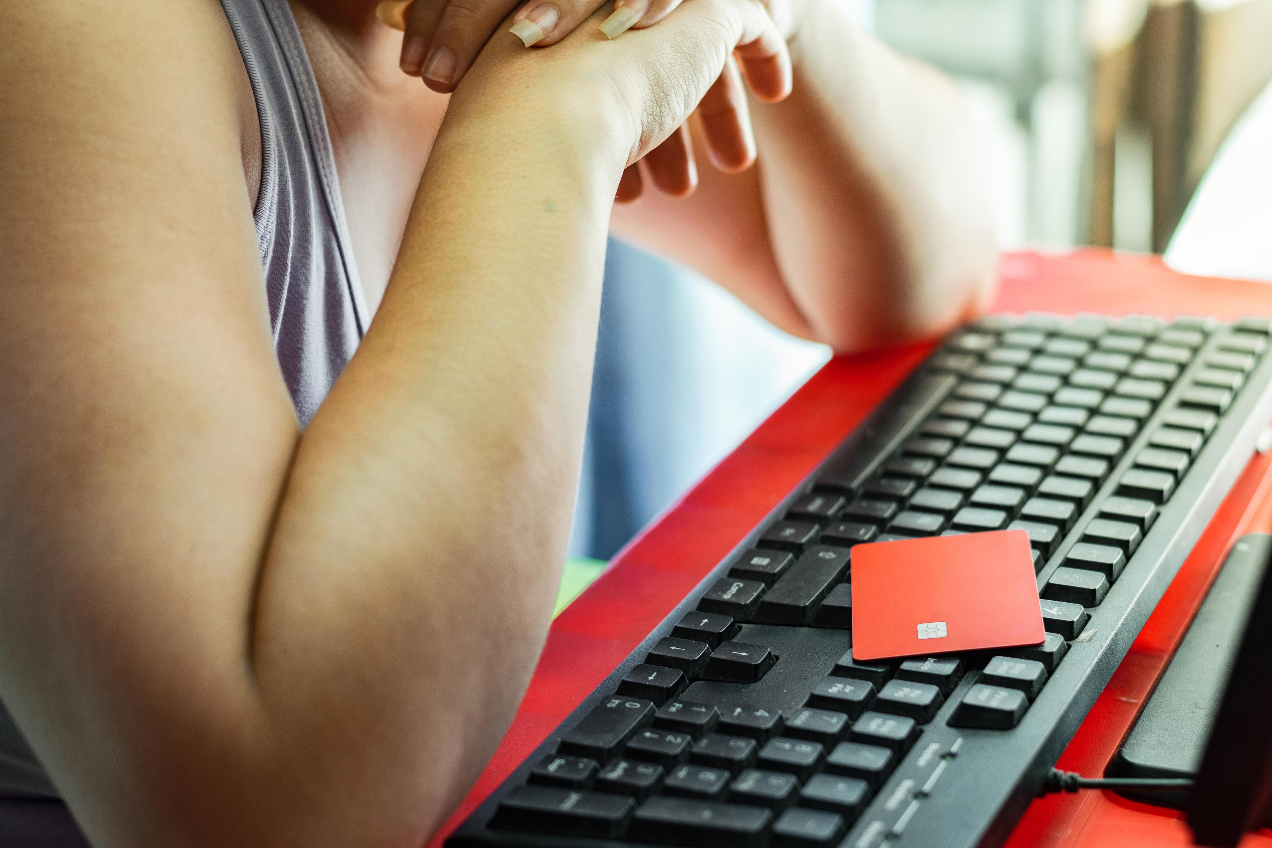 Người phụ nữ gửi tiền cho kẻ lừa đảo, mất 1,3 triệu korun