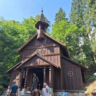 Kapli vystavěl  v roce 1791 Jakub Klauser. Zdejší pramen mu údajně vrátil zrak.