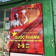 „Celý vietnamský lid je odhodlán použít veškerou svou sílu a všechny své peníze k ochraně své svobody a nezávislosti,“ píše se na oslavném plakátu. 