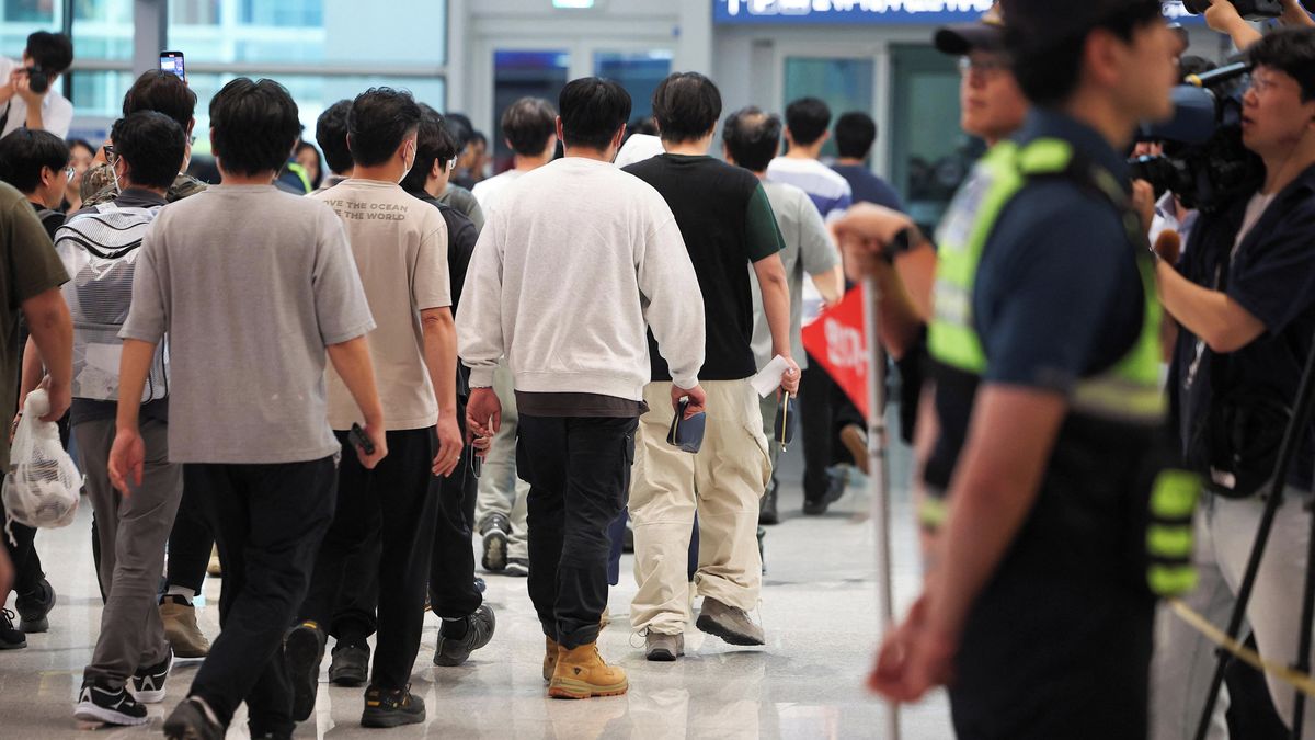 Jako váleční zajatci. Jihokorejci se zlobí na USA kvůli zacházení s deportovanými dělníky