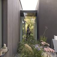 Architektka Lenka Míková ráda pracuje s prostorem, světlem, materiálem a detaily. Jádrem její tvorby jsou rekonstrukce, rezidenční stavby a interiéry. Realizace projektu Dům pro dva