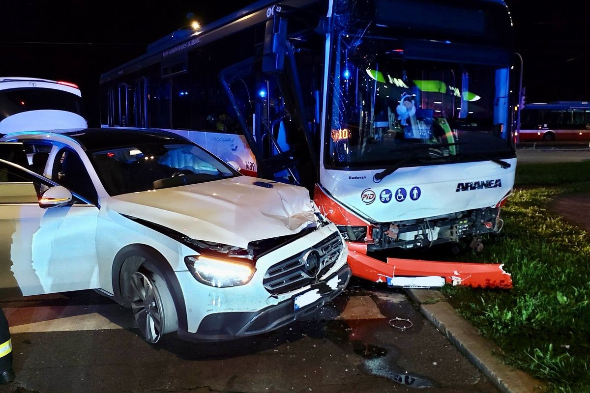 Ve Strašnicích se srazily tři auta a autobus