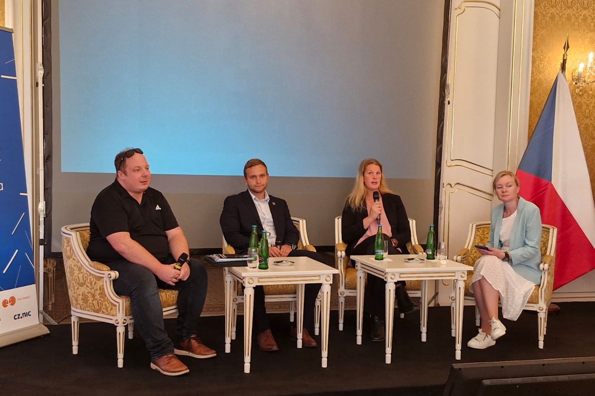 Z nevinné fotky dítěte udělá umělá inteligence porno. Digitální stopa je nebezpečnější než kdy dřív