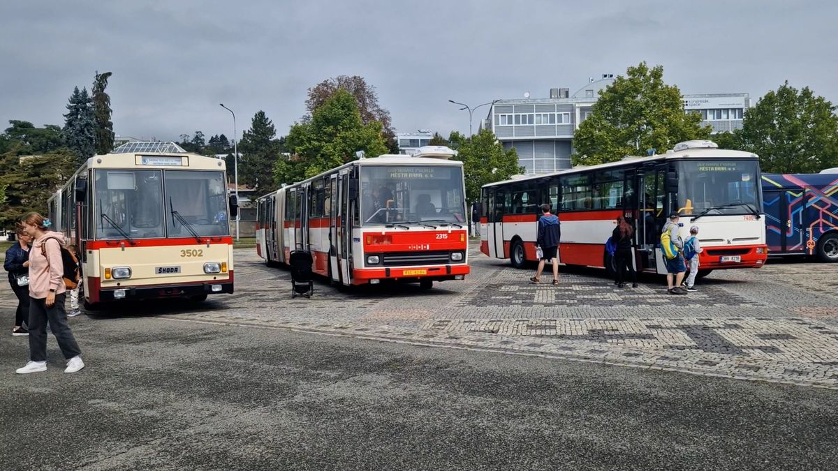 Vězeňský autobus i letištní speciál. Fanoušci MHD obdivovali v Brně současné i historické vozy
