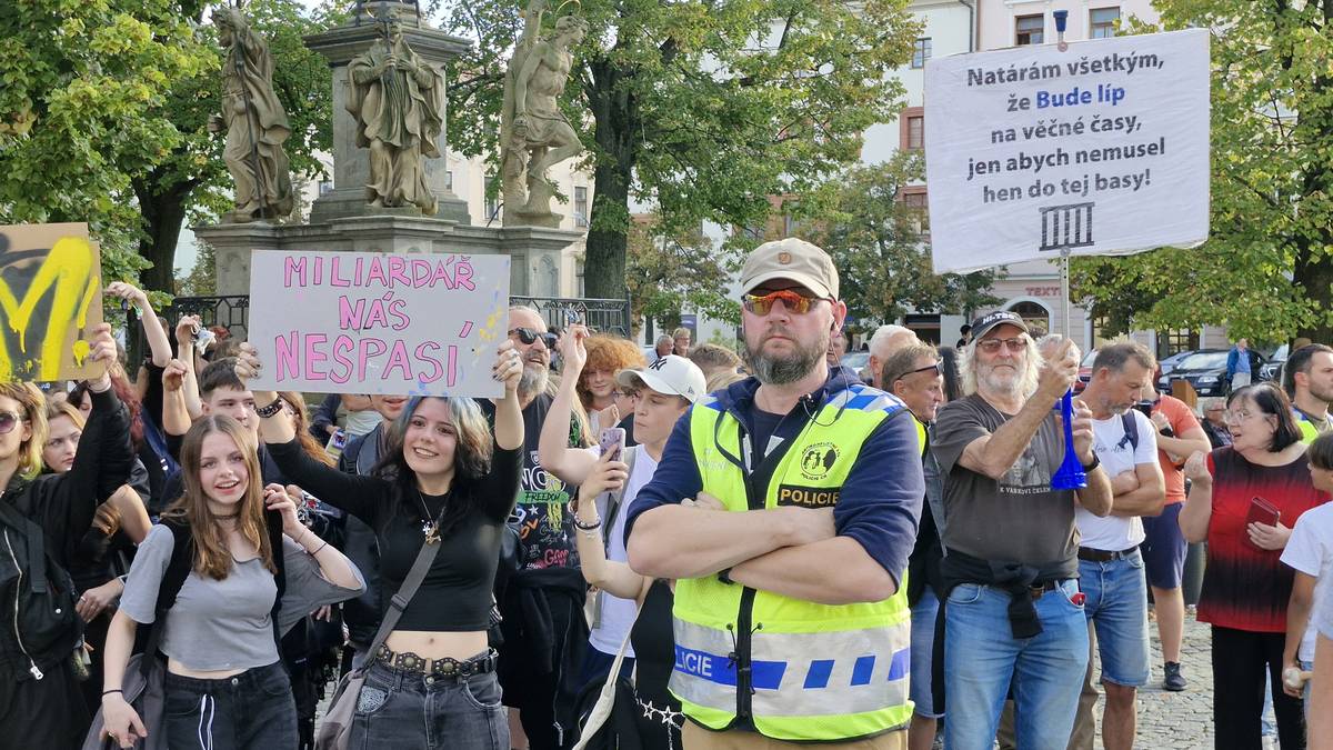 Předvolební mítink hnutí ANO v Jihlavě. Andrej Babiš čelil hlasitému protestu.
