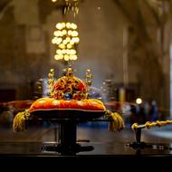 České korunovační klenoty: Koruna, žezlo a jablko. 