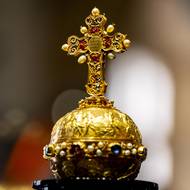 Latinské nápisy na jablku v překladu jsou „Bůh vládne nebesům a králové zemi“ a „Pane, z Tvé moci raduje se král a z pomoci Tvé jásá.