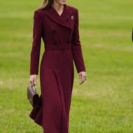 Princezna s vínovými šaty ve stylu kabátu od návrhářky Emilie Wickstead sladila i svou kabelku Chanel.