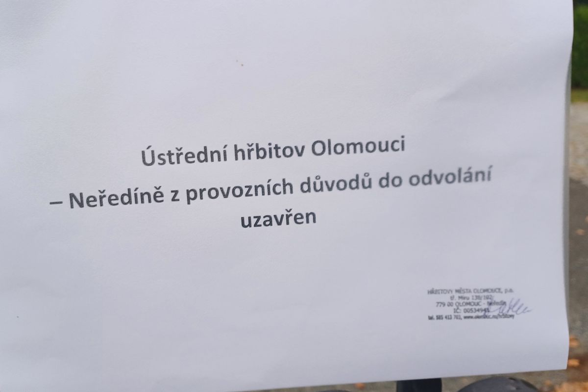 Olomouc uzavřela svůj ústřední hřbitov. Neznámý vandal tam poničil desítky hrobů