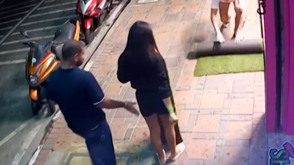 Drzý kolemjdoucí plácl ženu na ulici po zadku. Satisfakce přišla rychle