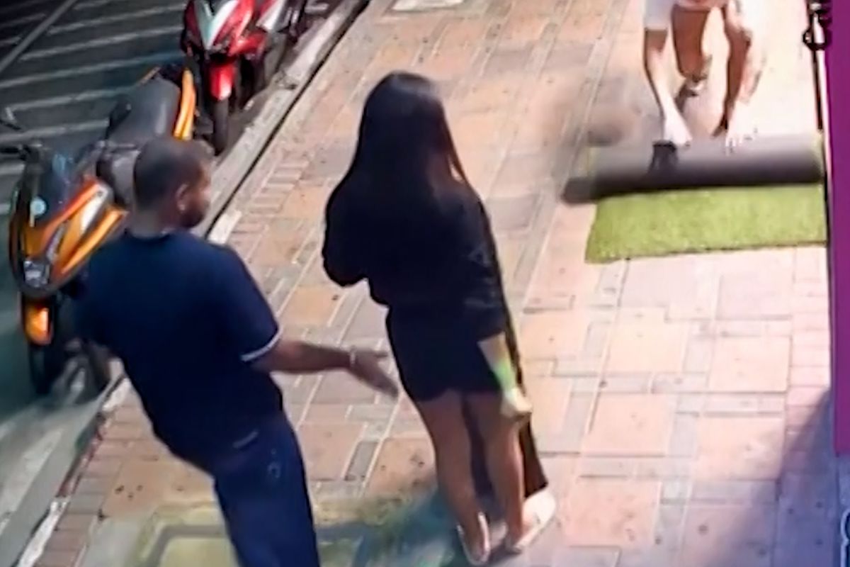 Drzý kolemjdoucí plácl ženu na ulici po zadku. Satisfakce přišla rychle