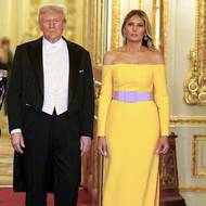 Na státní banket si Melania Trumpová zvolila žluté šaty s růžovým páskem, které podtrhly její siluetu a odhalily ramena. Na večeři zářila ze všech přítomných dam nejvíc, a tak ji rozhodně nešlo přehlédnout.