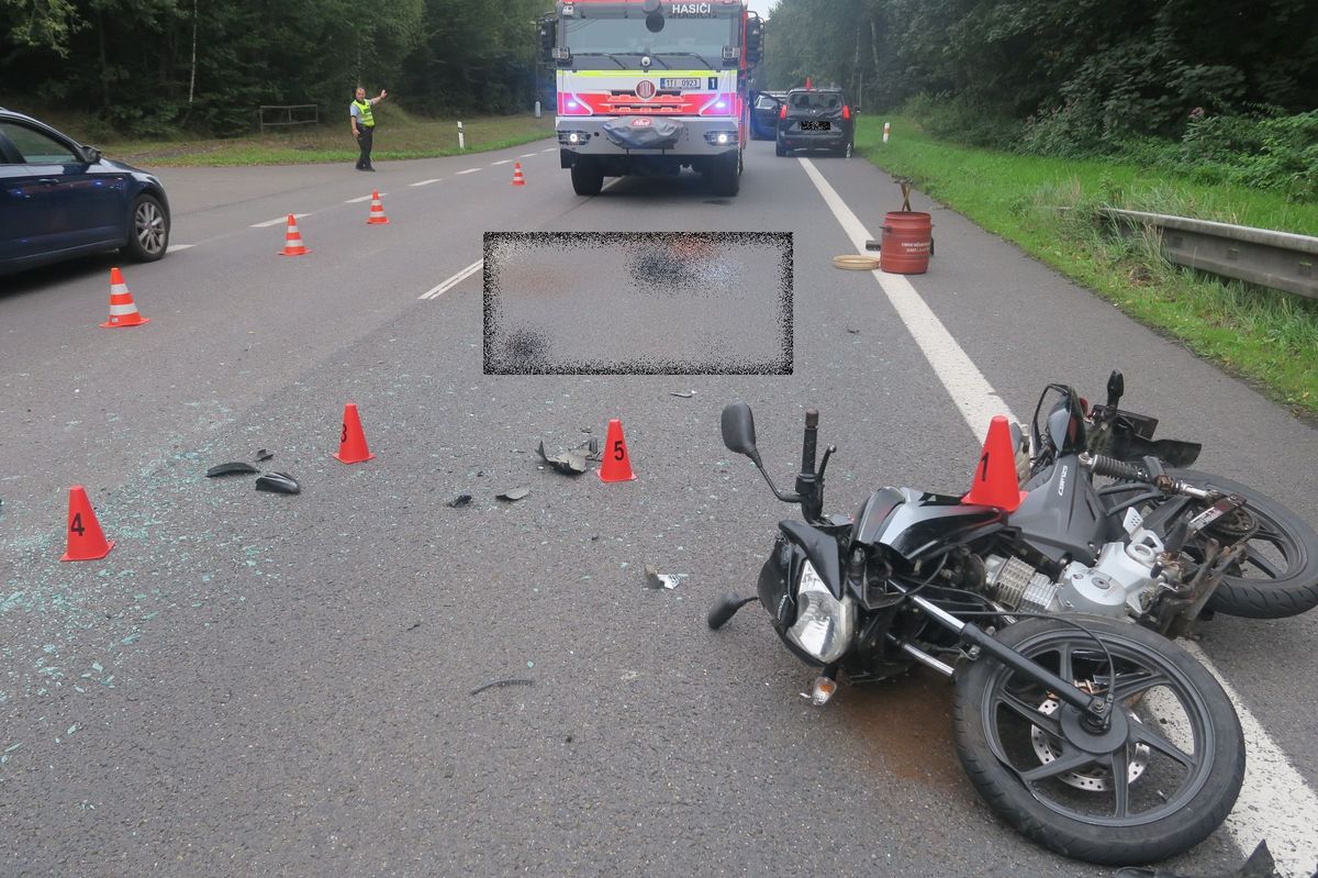 Šestnáctiletý chlapec na motorce narazil ve Stonavě do auta, je vážně zraněný