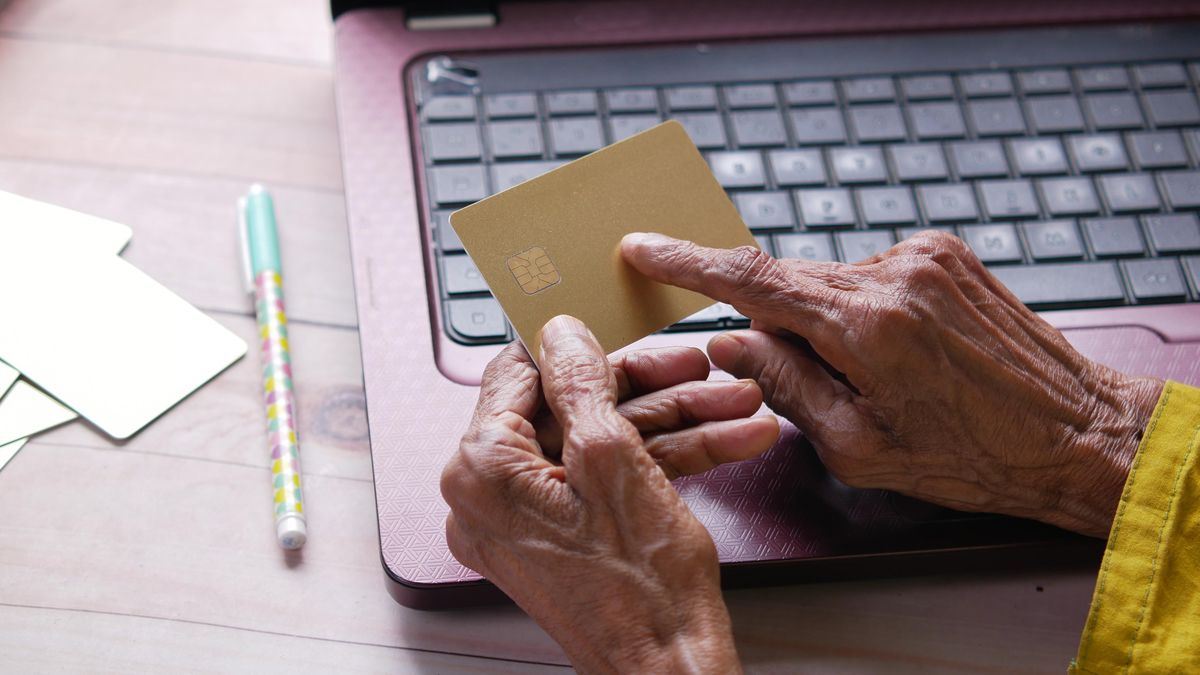 Těšila se na dividendy. Z karty jí podfukáři vysáli 300 tisíc