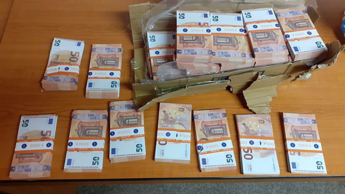 Turci v dodávce na D2 vezli bednu plnou falešných eur