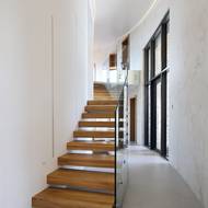 Díky tvarové atypičnosti je i chodba trochu nevšední.