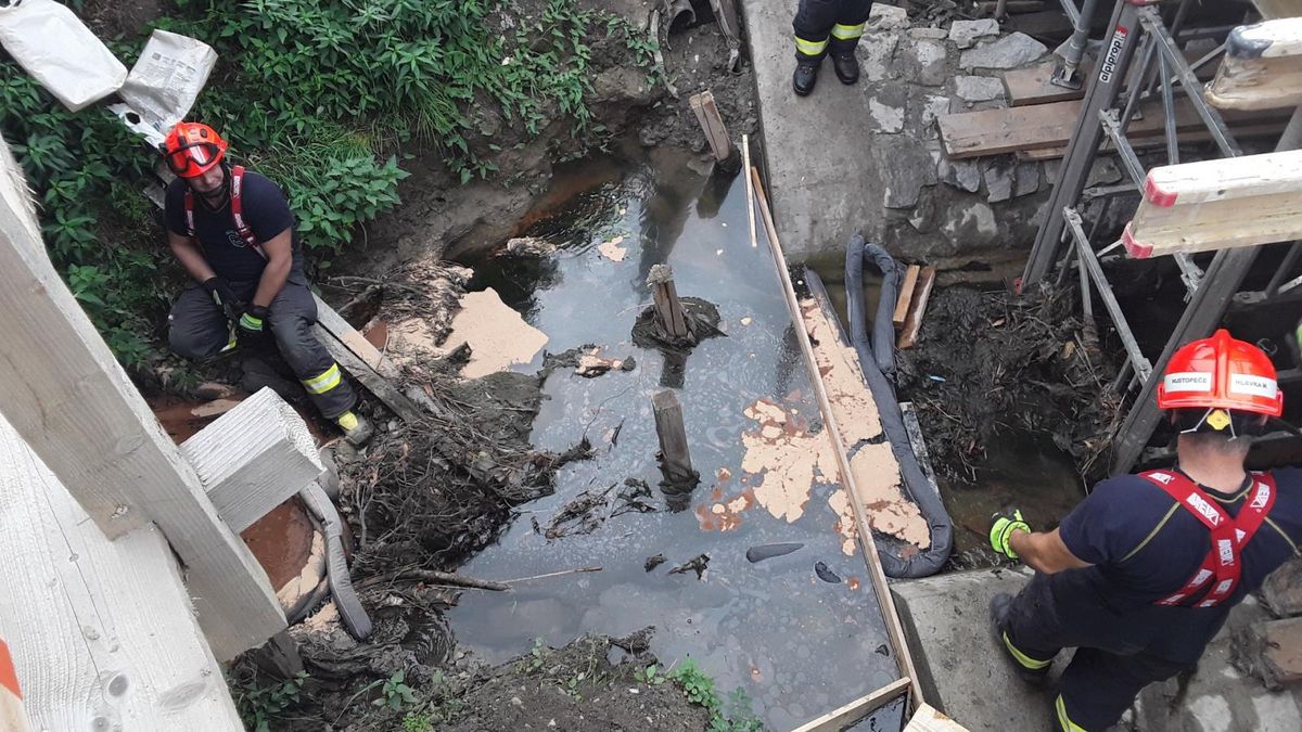 Nafta v jihomoravských Hustopečích natekla do potoka. Hasiči ji zajistili