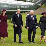 Obě dámy zvolily ke svým outfitům černé lodičky na úzkém podpatku.