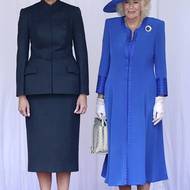 Melania po boku královny Camilly působila smutným dojmem. Camilla zvolila šaty od své oblíbené návrhářky Fiony Clare Aldridge a kabelku značky Bottega Veneta.