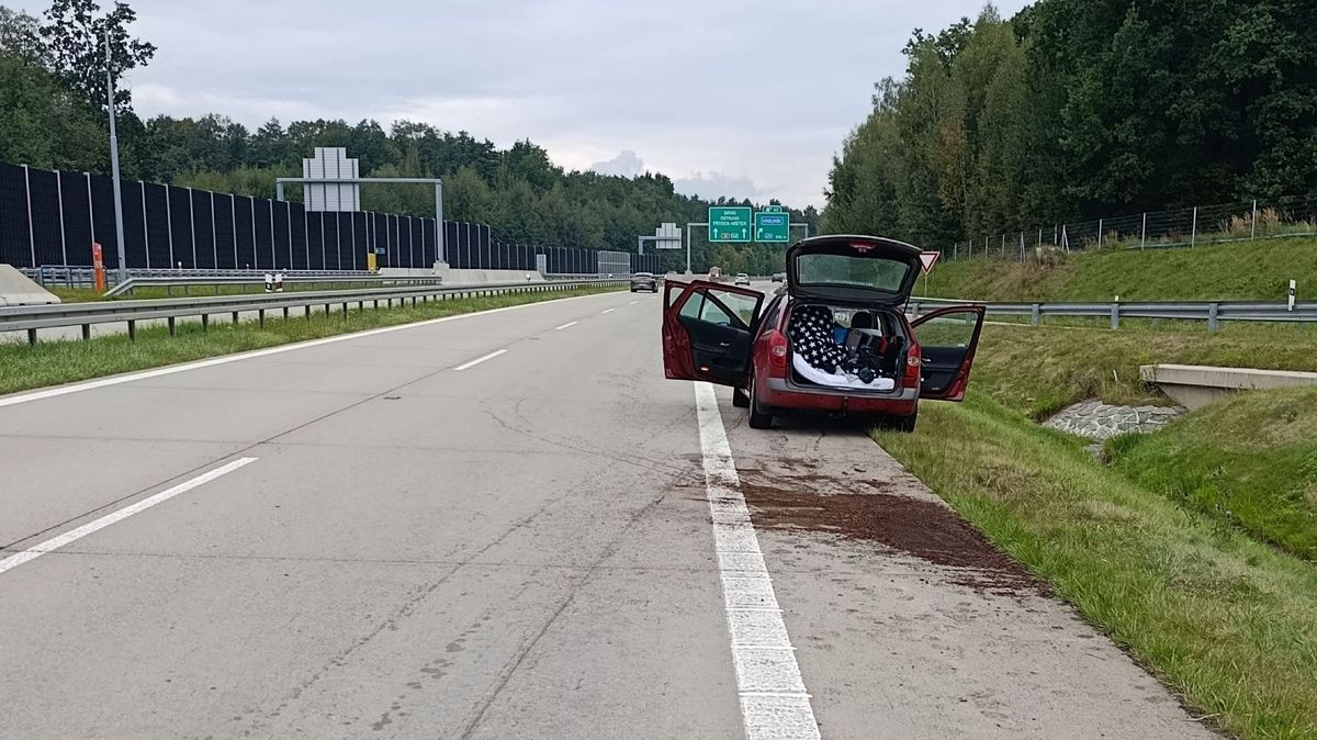 Opilý řidič se vracel z dovolené s dítětem, na D48 havaroval a usnul