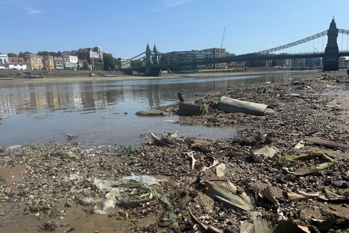 Z londýnské Temže zmizel „ostrov vlhčených ubrousků“