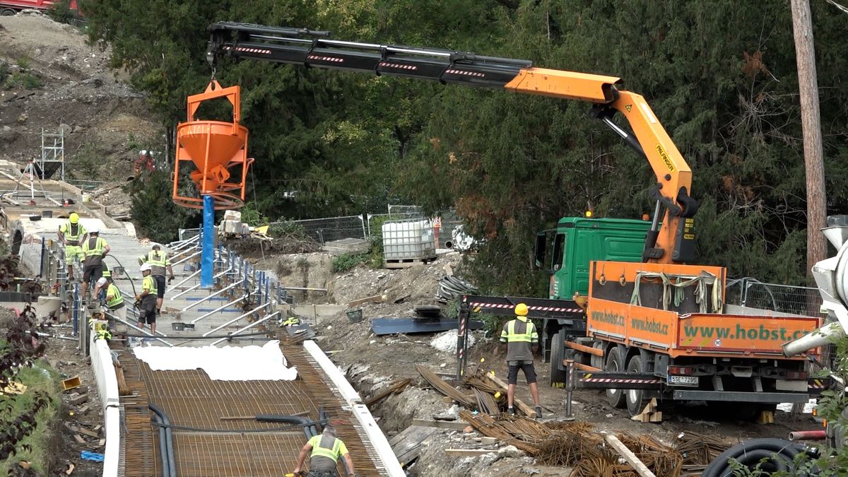 S kamerou na stavbě lanové dráhy na Petřín. Sesuvům půdy brání speciální zeď 18 metrů pod zemí
