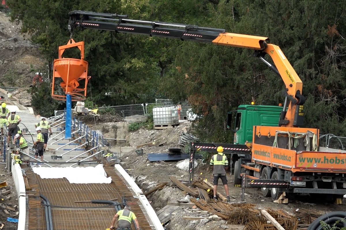 S kamerou na stavbě lanové dráhy na Petřín. Sesuvům půdy brání speciální zeď 18 metrů pod zemí 